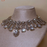 Goudkleurige sieradenset met glinsterende stenen