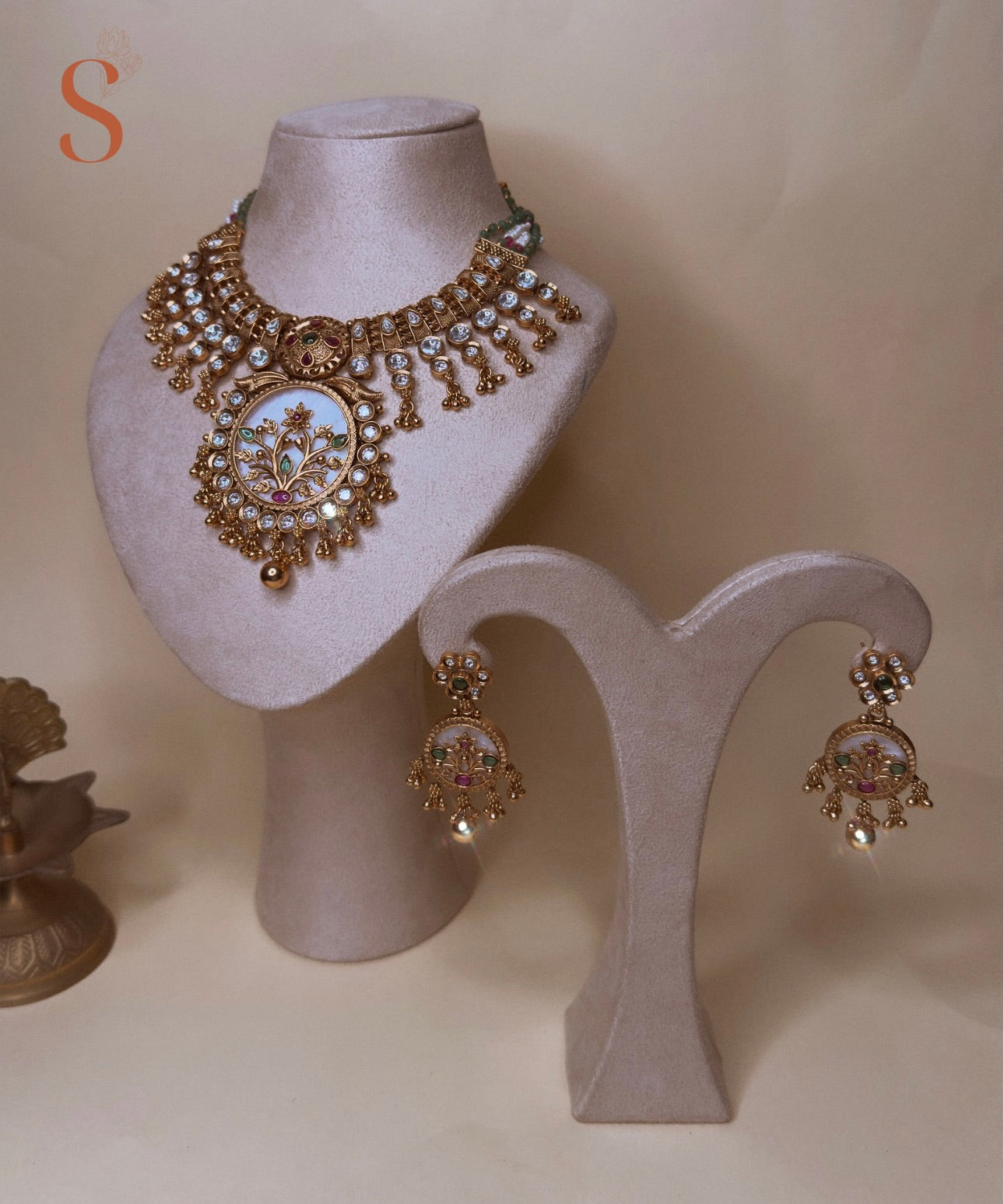 Goudkleurige sieradenset met kundan stenen, bloem details en parelmoer hangers - in 3 kleuren verkrijgbaar