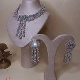 Zilverkleurige sieradenset met schitterende stenen en lange knop oorbellen