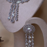 Zilverkleurige sieradenset met schitterende stenen en lange knop oorbellen