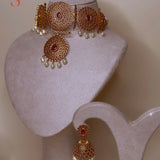 Goudkleurige sieradenset met grote choker ketting en jhumka oorbellen