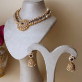 Goudkleurige sieradenset met donkerblauwe stenen en jhumka oorbellen