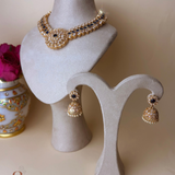 Goudkleurige sieradenset met donkerblauwe stenen en jhumka oorbellen
