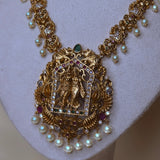 Goudkleurige tempel sieradenset met Radha Krishna en jhumka oorbellen