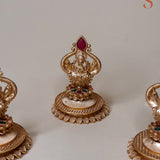 Wierookhouder met godin Lakshmi en rood/groene stenen
