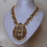 Goudkleurige tempel sieradenset met Radha Krishna en jhumka oorbellen