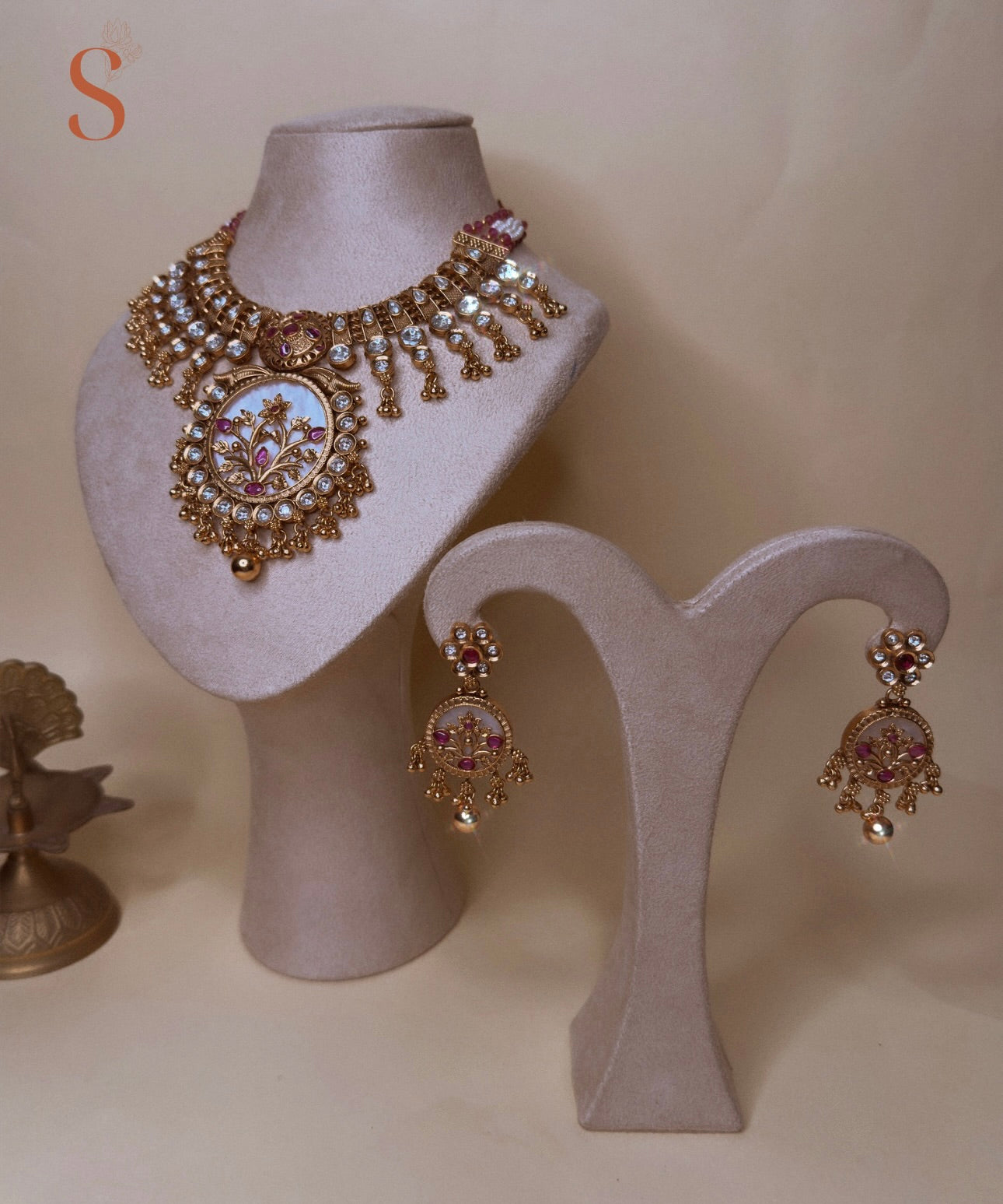 Goudkleurige sieradenset met kundan stenen, bloem details en parelmoer hangers - in 3 kleuren verkrijgbaar