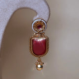 Goudkleurige sieradenset  met rode stenen en klassieke details