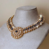 Goudkleurige sieradenset met donkerblauwe stenen en jhumka oorbellen