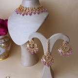 Goudkleurige sieradenset met Chandbali’s en roze stenen