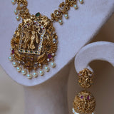 Goudkleurige tempel sieradenset met Radha Krishna en jhumka oorbellen