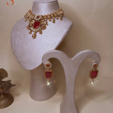 Goudkleurige sieradenset  met rode stenen en klassieke details