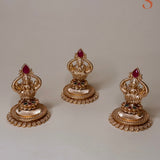 Wierookhouder met godin Lakshmi en rood/groene stenen