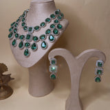 Zilverkleurige sieradenset met smaragdgroene stenen