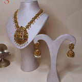 Goudkleurige tempel sieradenset met Radha Krishna en jhumka oorbellen