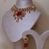 Goudkleurige sieradenset  met rode stenen en klassieke details