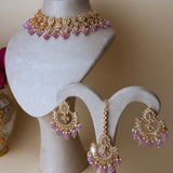 Goudkleurige sieradenset met Chandbali’s en roze stenen