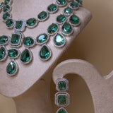 Zilverkleurige sieradenset met smaragdgroene stenen