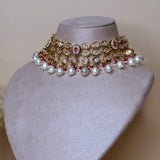 Goudkleurige sieradenset met faux kundan stenen, roze details en parels