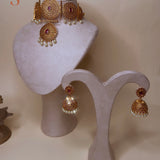 Goudkleurige sieradenset met grote choker ketting en jhumka oorbellen