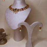 Goudkleurige opengewerkte sieradenset met donkerroze en groene stenen