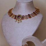 Goudkleurige opengewerkte sieradenset met donkerroze en groene stenen