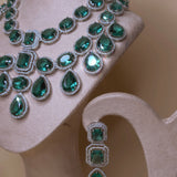 Zilverkleurige sieradenset met smaragdgroene stenen