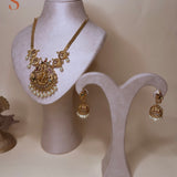 Goudkleurige sieradenset met Radha Krishna op een schommel