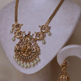 Goudkleurige sieradenset met Radha Krishna op een schommel